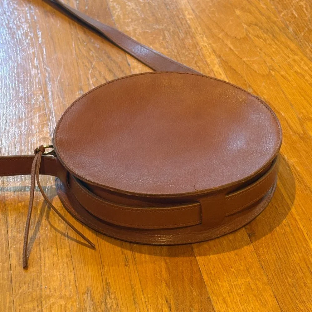 Madewell // The Circle Crossbody Bag in English Saddle (brown leather) - Picture 3 of 4